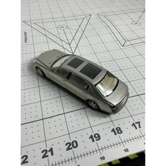 AutoArt Mercedes Benz Maybach 62 Gold Tan-Scale 1:43 No Box No Hood Ornament - Picture 5 of 12